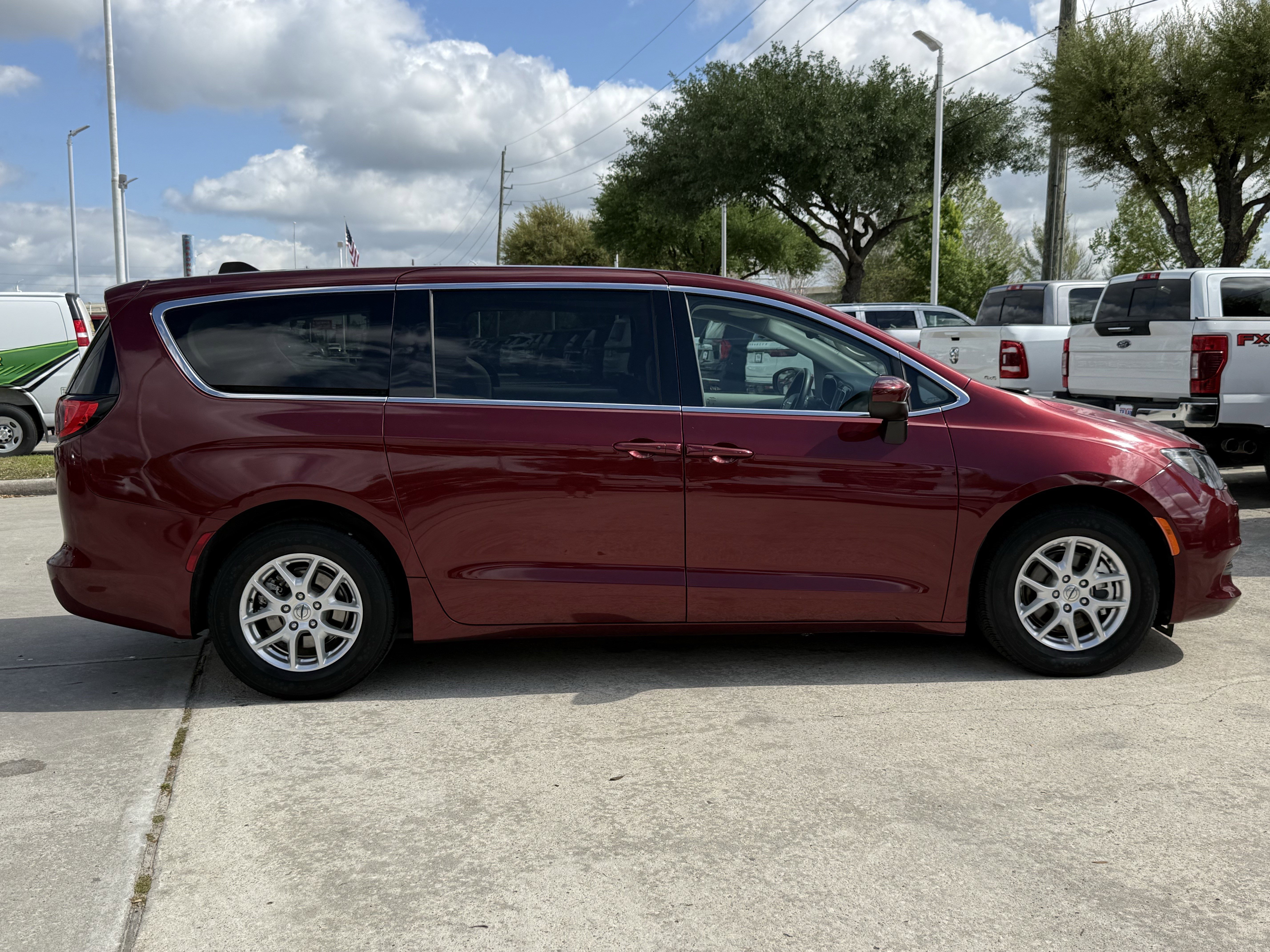Used 2023 Chrysler Voyager LX FWD image 3