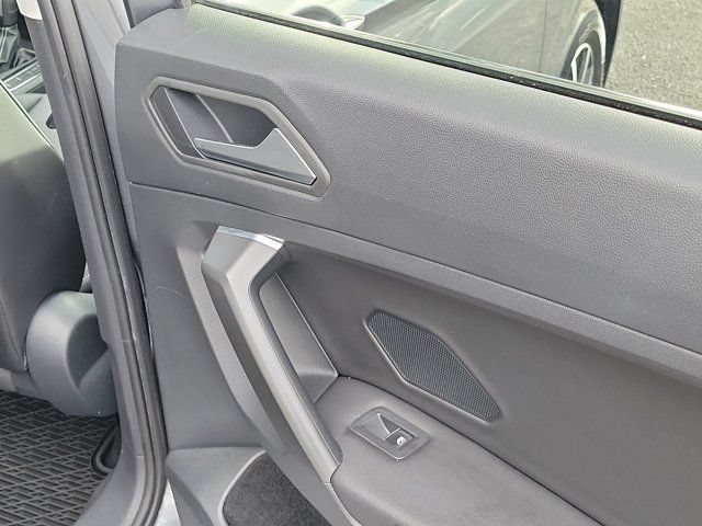 Used 2021 Volkswagen Tiguan SE w/ Panoramic Sunroof Package FWD image 7