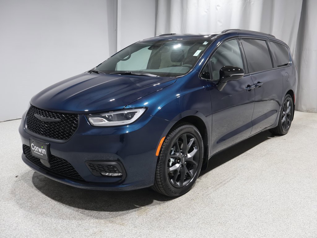 Used 2024 Chrysler Pacifica Limited w/ Uconnect Theater Family Group image 5