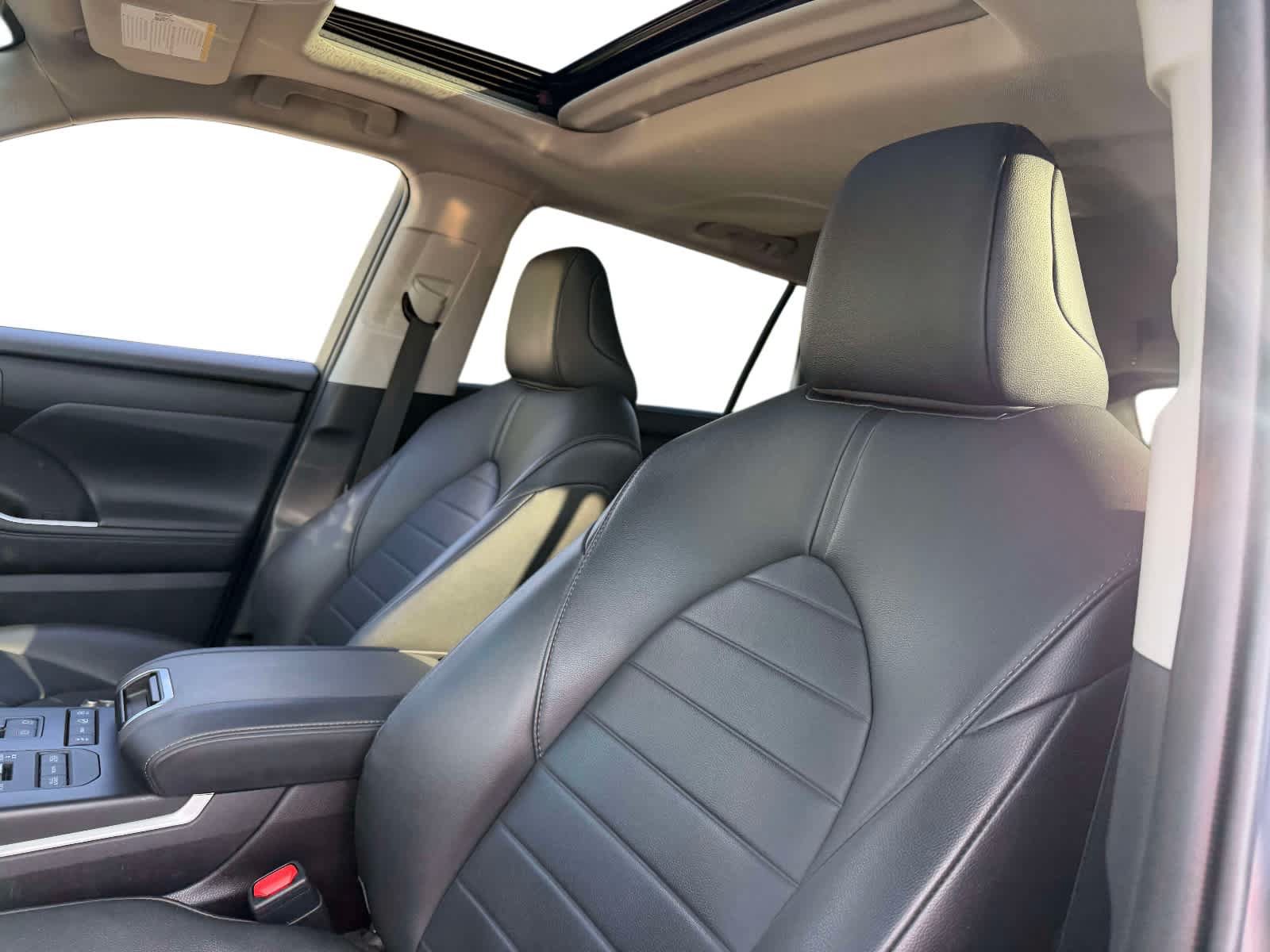 Used 2020 Toyota Highlander XLE AWD/4WD image 12