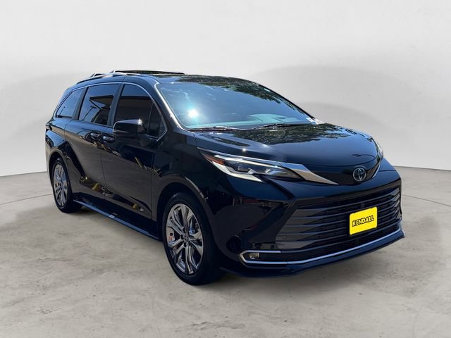 Used 2023 Toyota Sienna Platinum FWD image 7