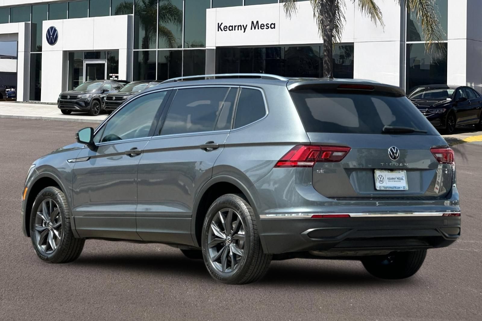 Used 2023 Volkswagen Tiguan SE w/ Panoramic Sunroof Package FWD image 6
