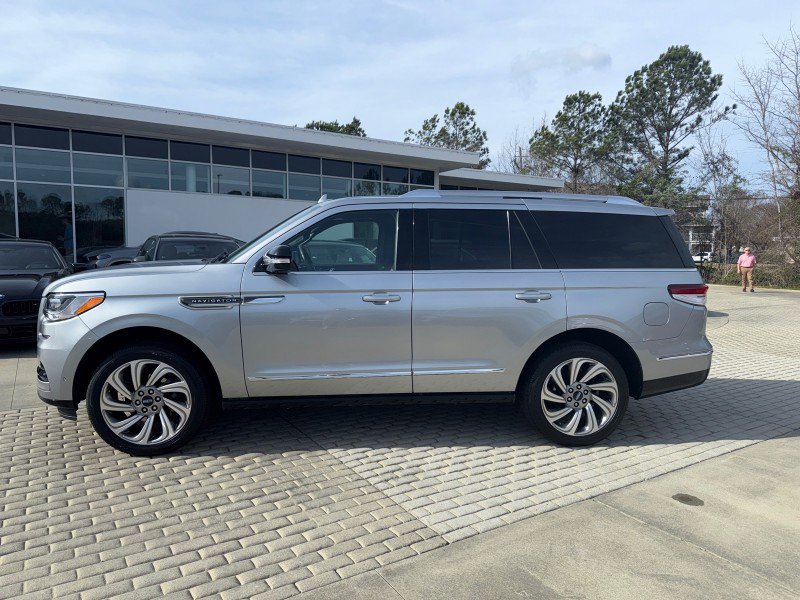 Used 2022 Lincoln Navigator Reserve image 2