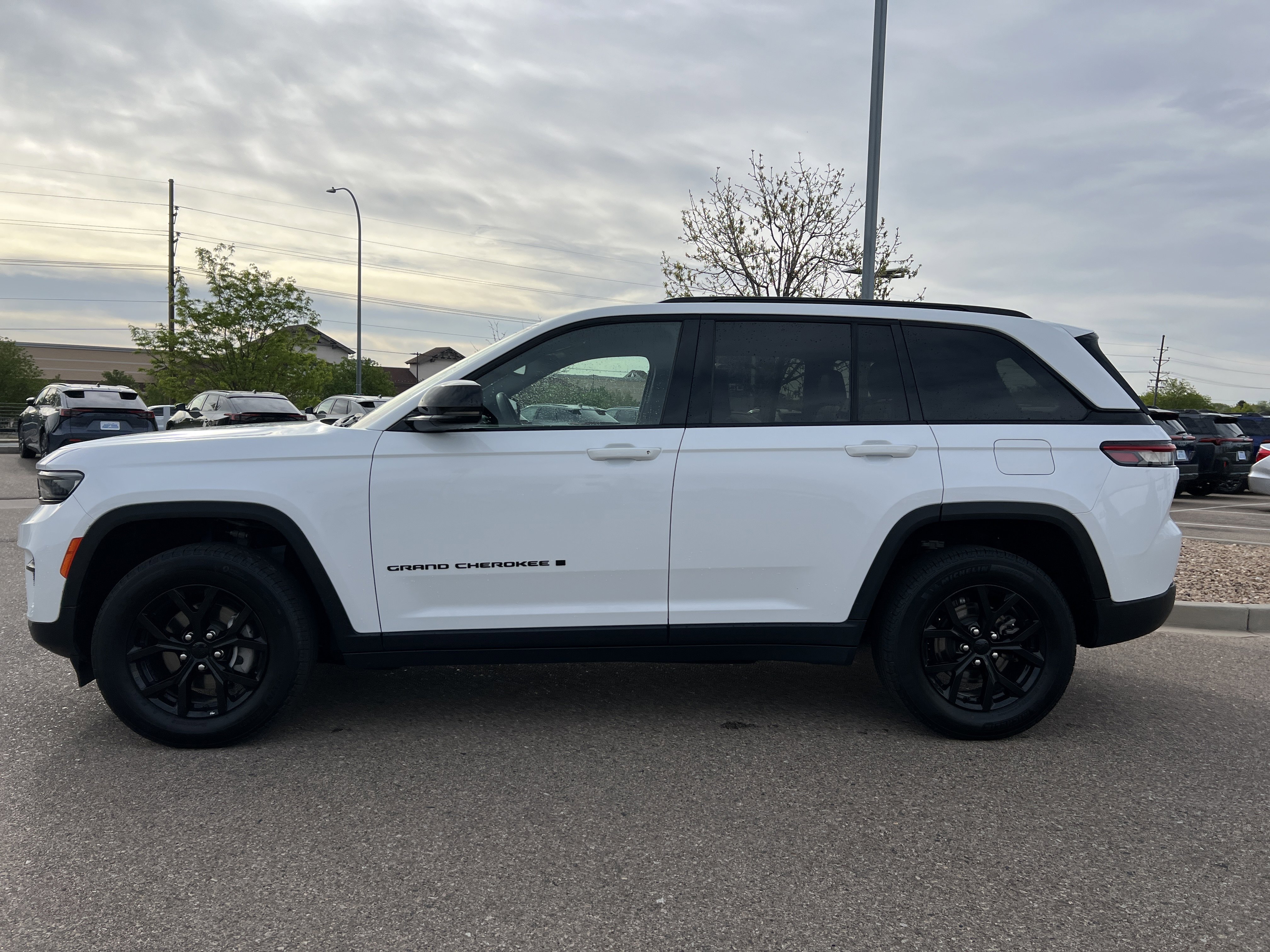 Used 2024 Jeep Grand Cherokee Altitude AWD/4WD image 13