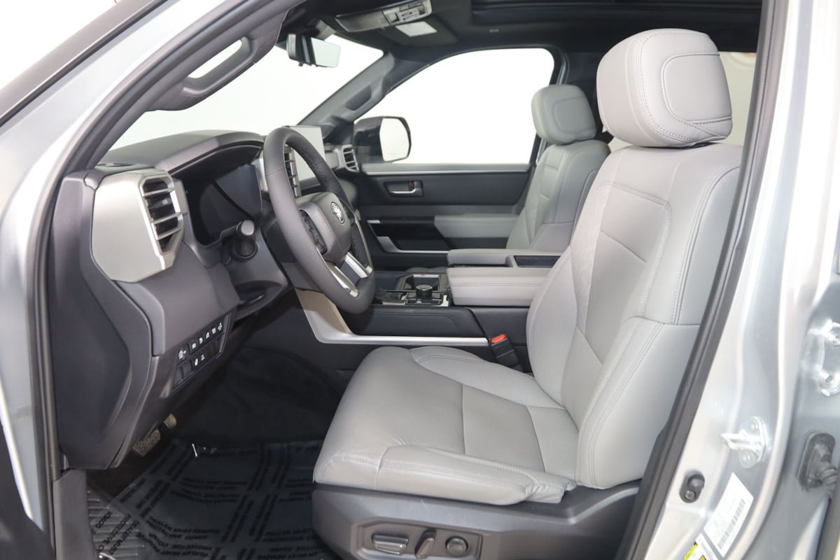 Used 2025 Toyota Tundra Limited AWD/4WD image 13