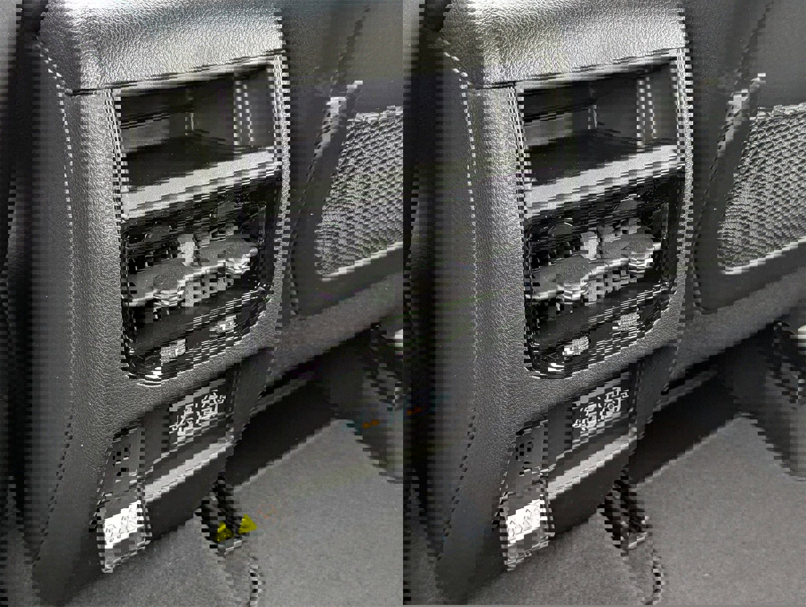 New 2025 Jeep Grand Cherokee Altitude image 17