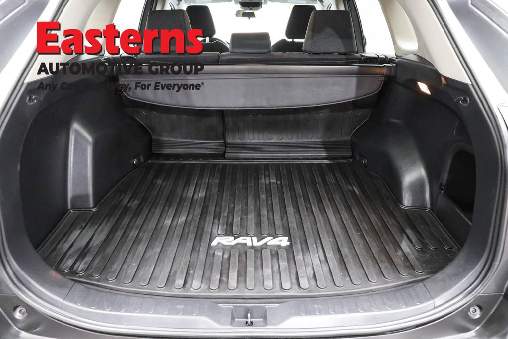 Used 2021 Toyota RAV4 LE image 9
