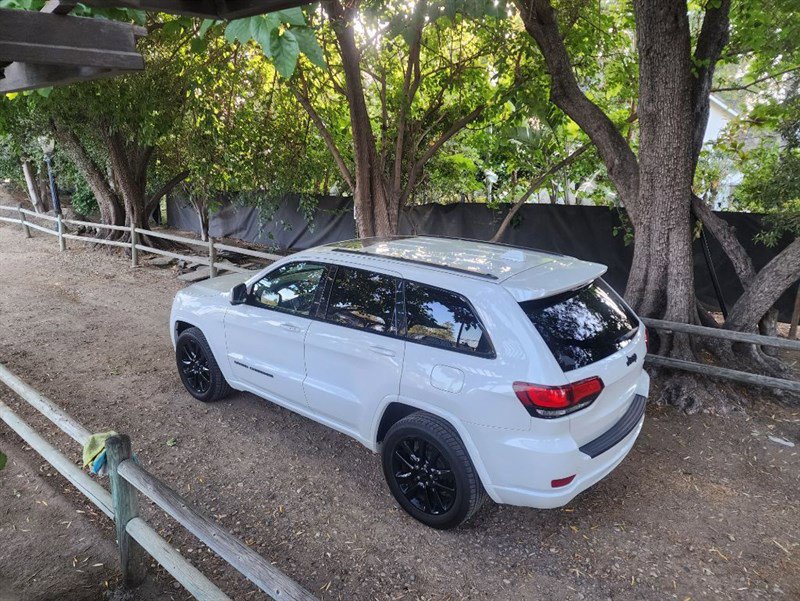 Used 2019 Jeep Grand Cherokee Altitude image 4