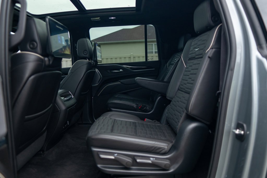 Used 2023 Cadillac Escalade ESV V AWD/4WD image 47