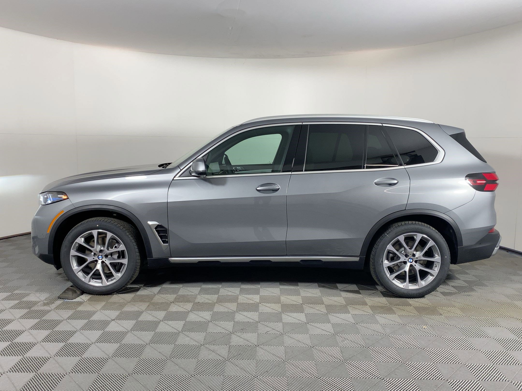 Used 2026 BMW X5 sDrive40i w/ Premium Package image 2