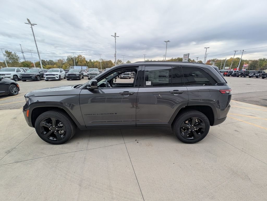 New 2025 Jeep Grand Cherokee Limited w/ Black Appearance Package image 8