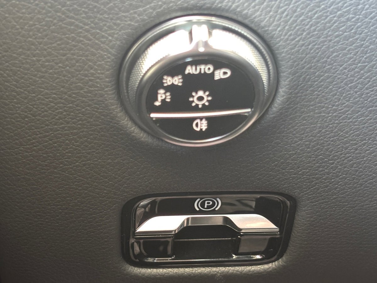 Used 2024 Mercedes-Benz GLC 300 image 31