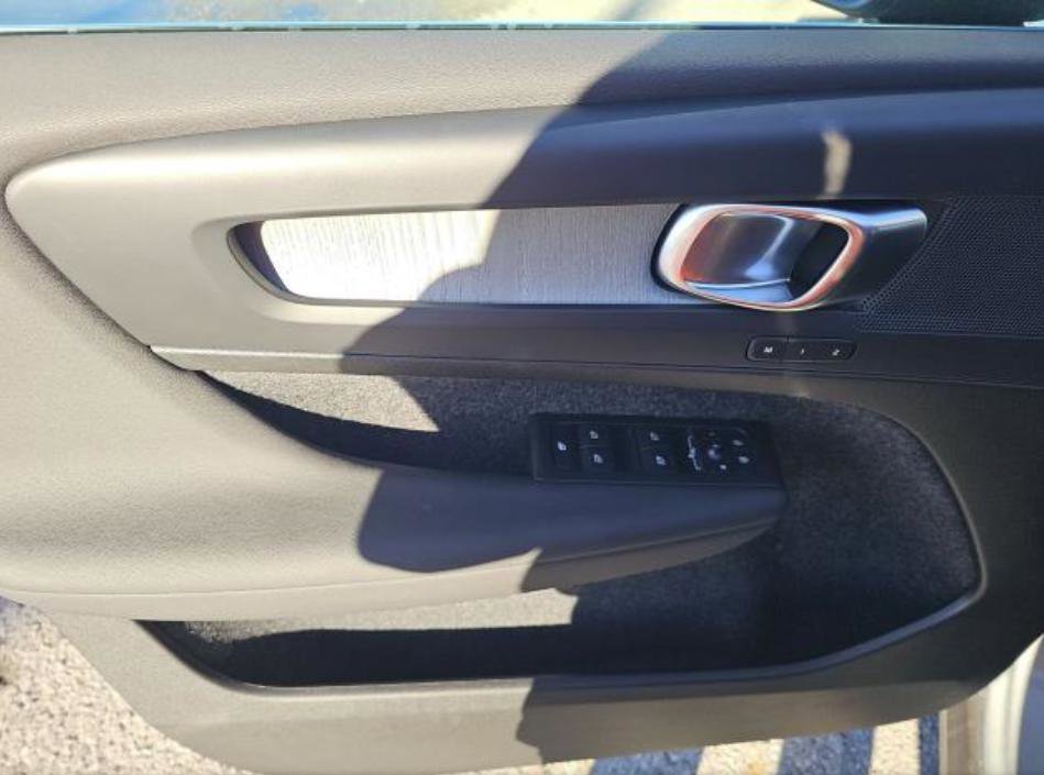 Used 2025 Volvo XC40 B5 Plus image 27