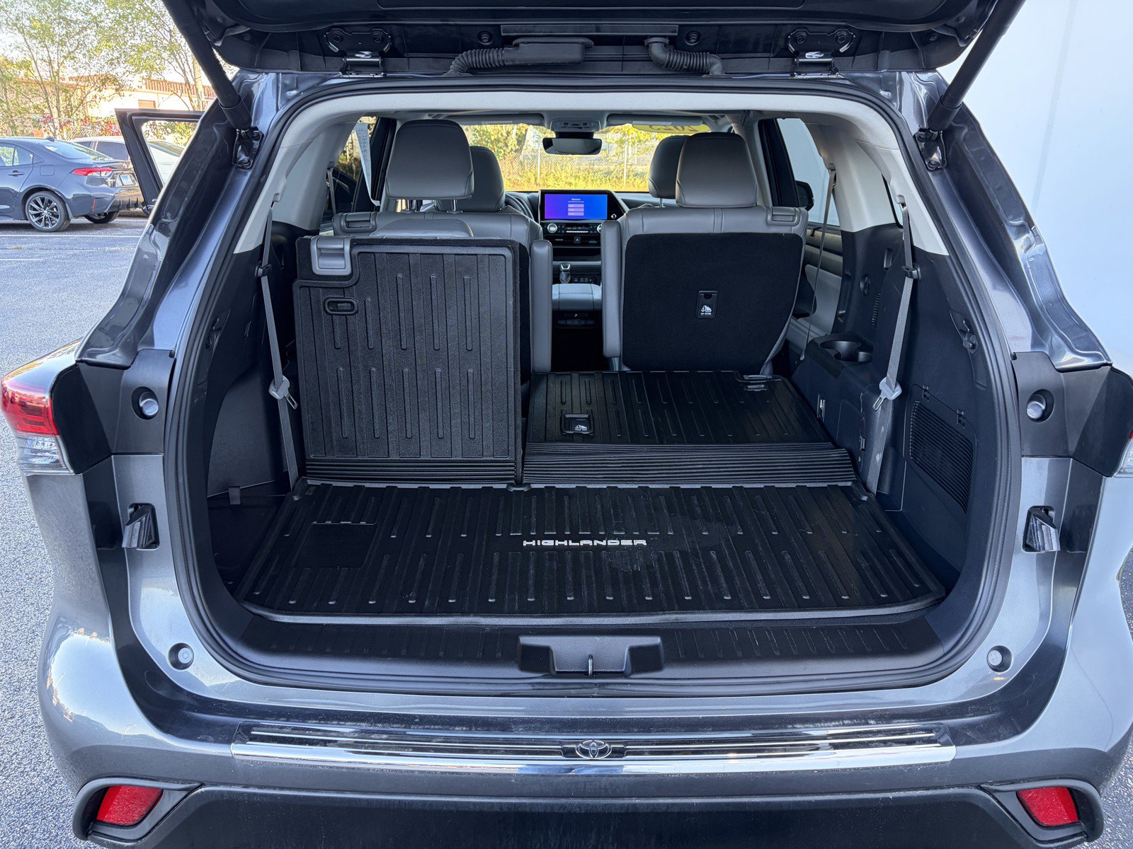 Used 2025 Toyota Highlander XLE AWD/4WD image 31