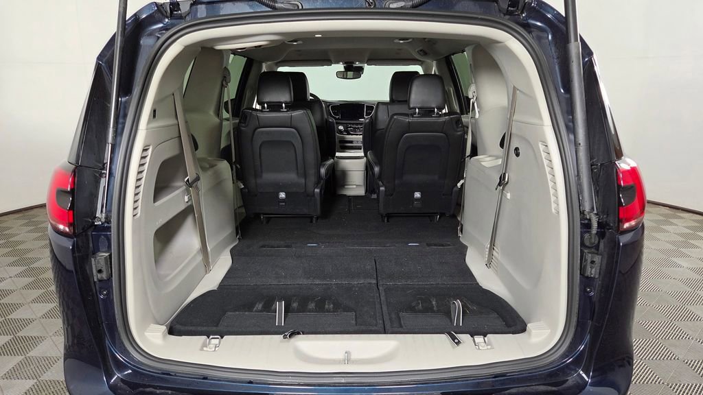 Used 2024 Chrysler Pacifica Touring-L FWD image 11