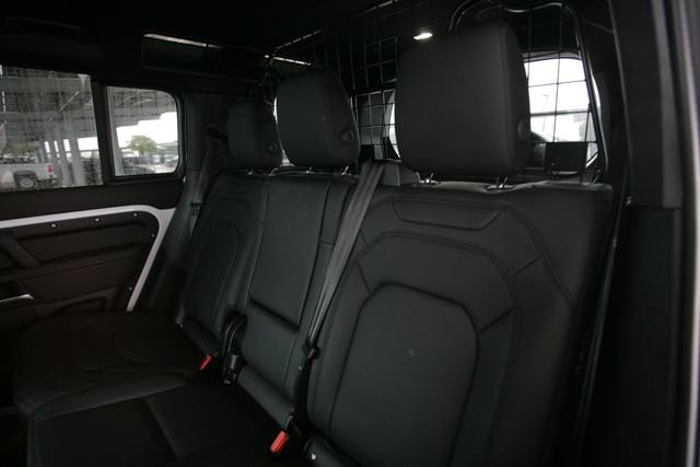 Used 2025 Land Rover Defender 110 X-Dynamic SE image 31