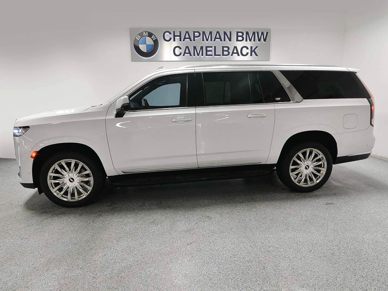 Used 2021 Cadillac Escalade ESV Premium Luxury AWD/4WD image 4
