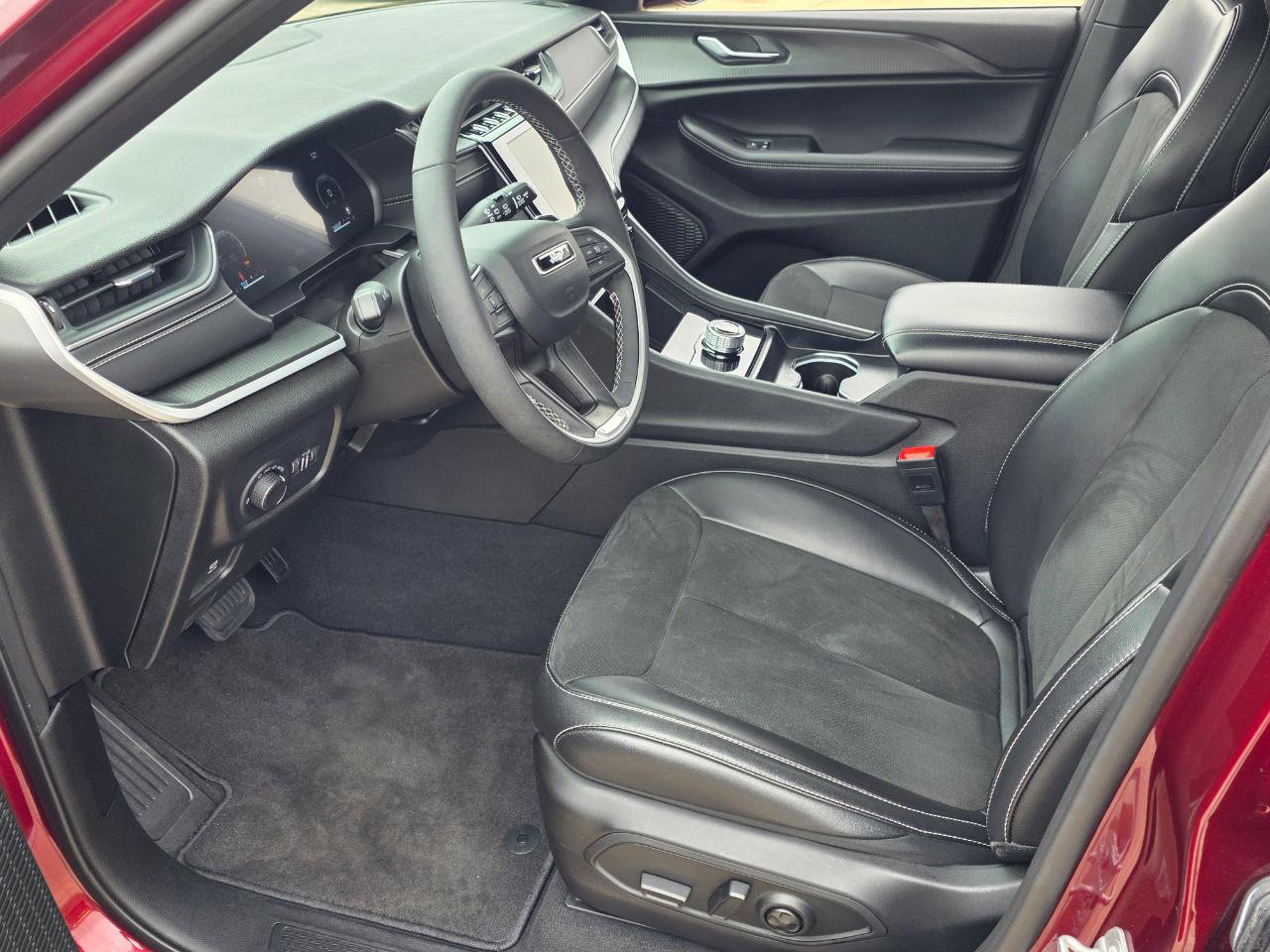 Used 2024 Jeep Grand Cherokee L Altitude image 8