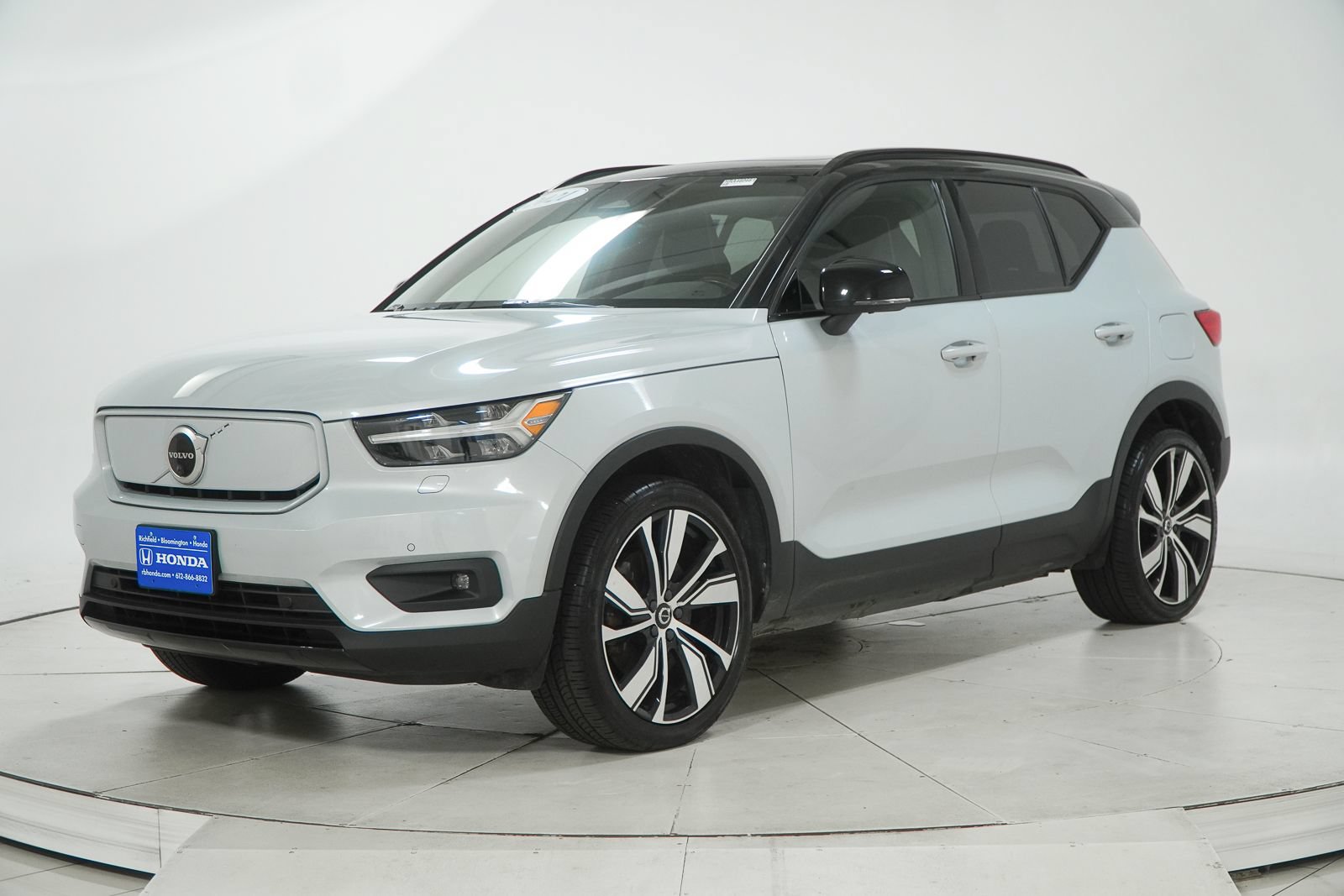 Used 2021 Volvo XC40 P8 Recharge w/ Advanced Package AWD/4WD image 3