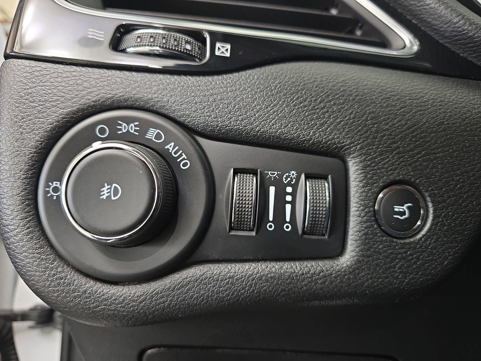 Used 2023 Jeep Cherokee Altitude Lux image 28