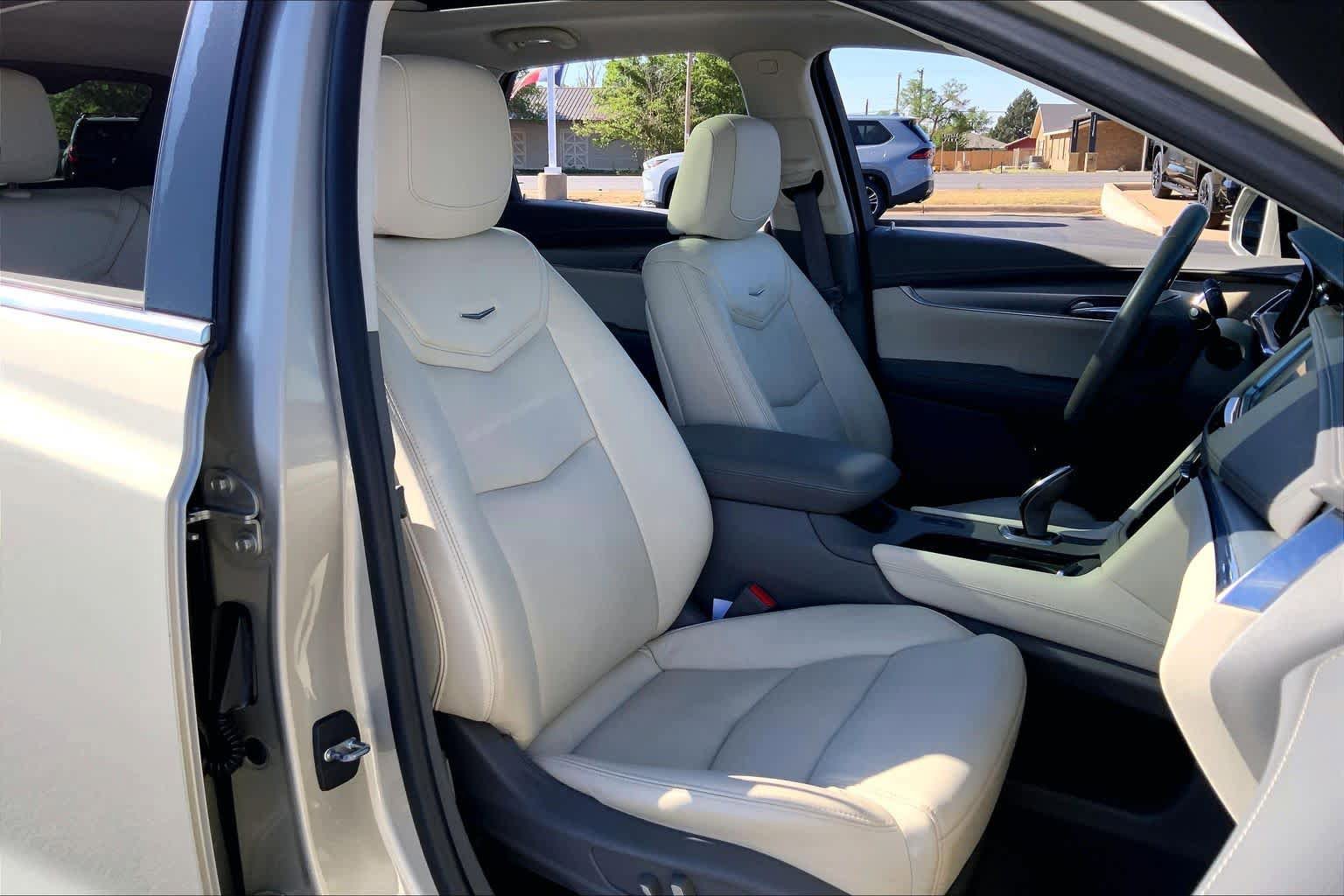 Used 2017 Cadillac XT5 Luxury w/ Driver Awareness Package FWD image 9