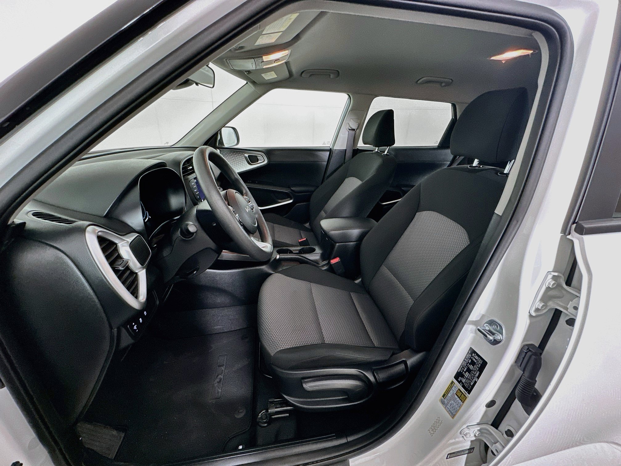 Used 2025 Kia Soul LX w/ LX Technology Package FWD image 13