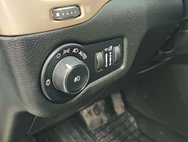 Used 2015 Jeep Cherokee Limited image 13