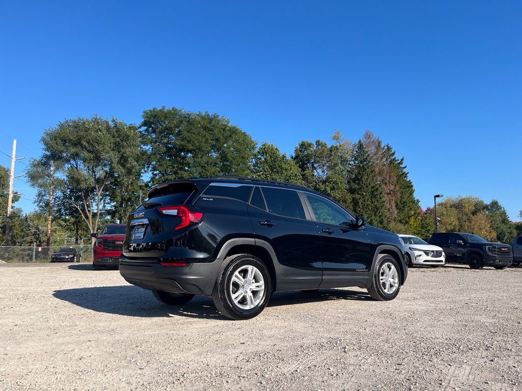 Used 2024 GMC Terrain SLE w/ Driver Convenience Package FWD image 9