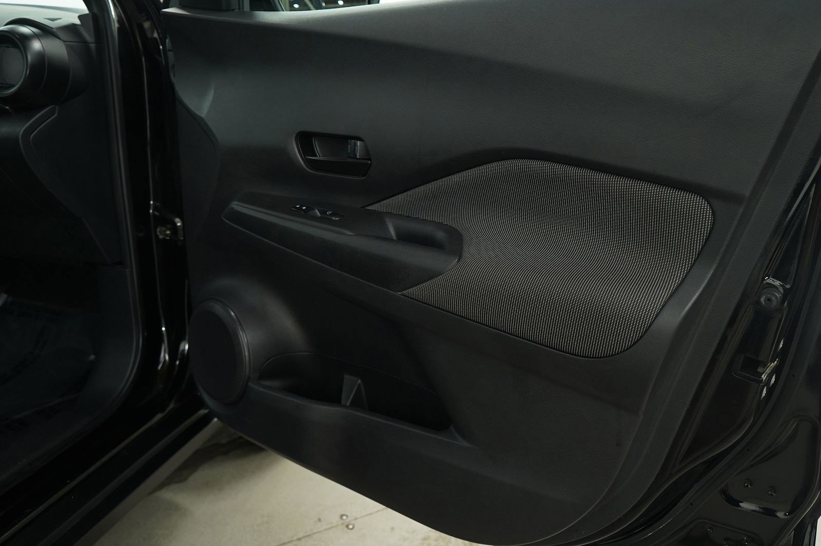 Used 2019 Nissan Kicks S image 9