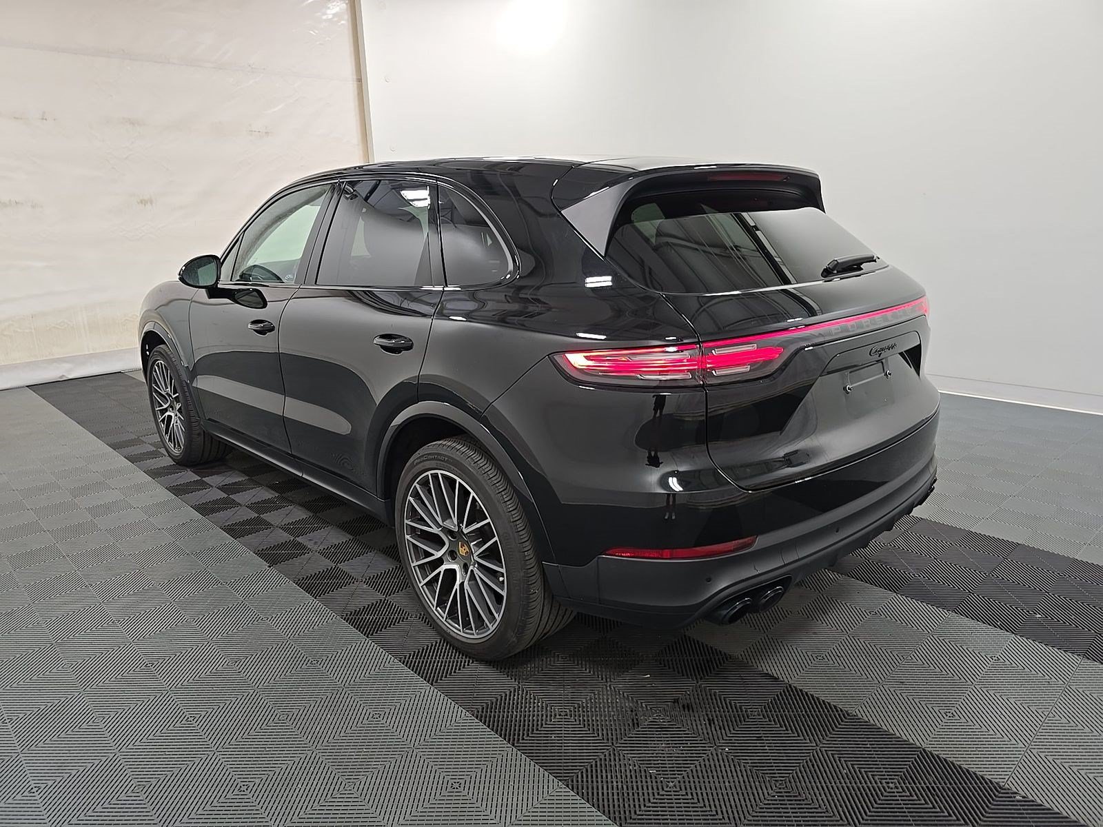 Used 2023 Porsche Cayenne Platinum Edition AWD/4WD image 8