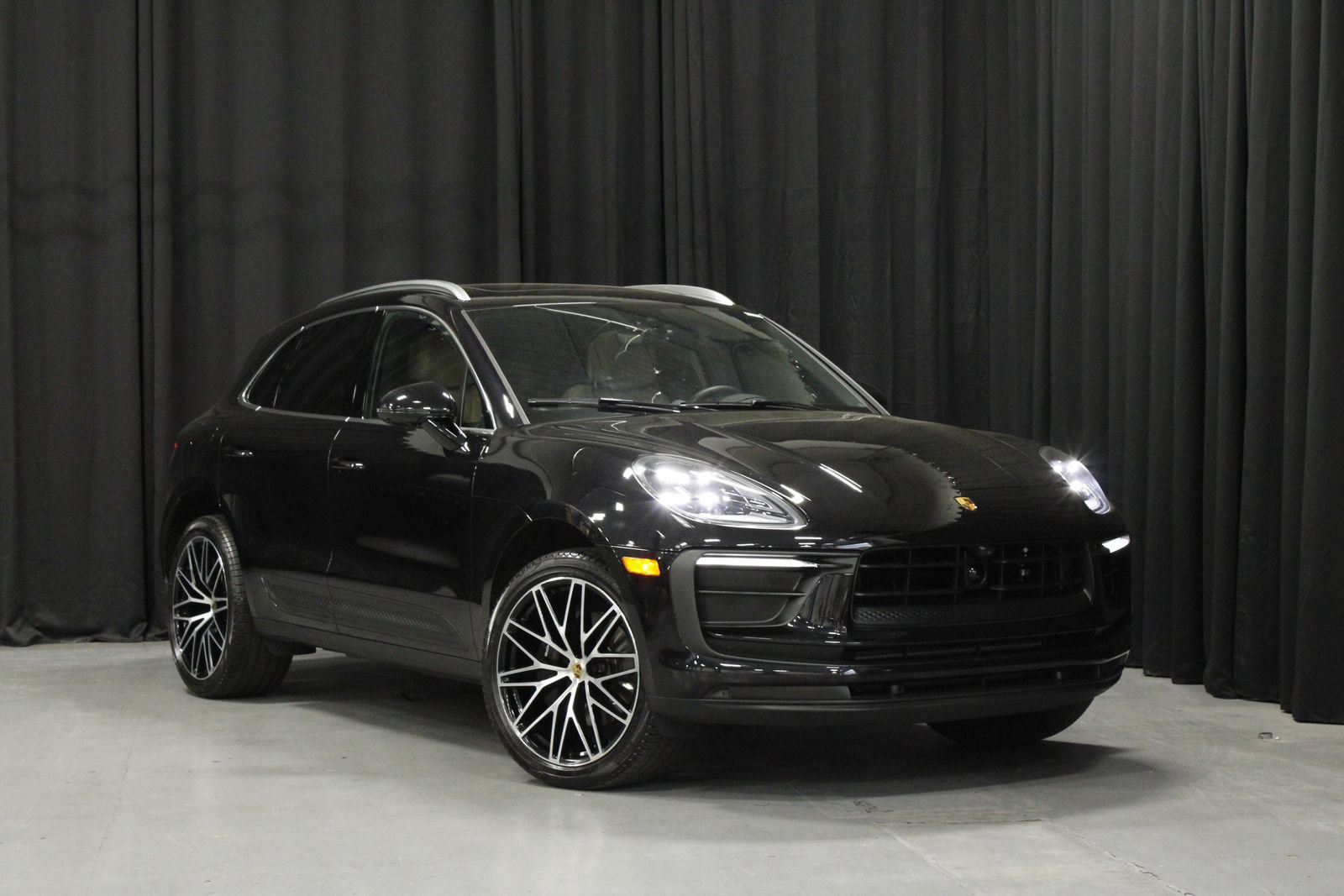 Certified 2026 Porsche Macan AWD/4WD image 9