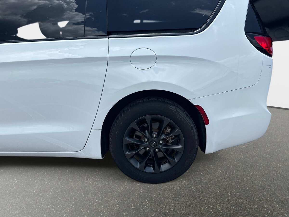 Used 2021 Chrysler Pacifica Touring w/ S Appearance Package FWD image 10