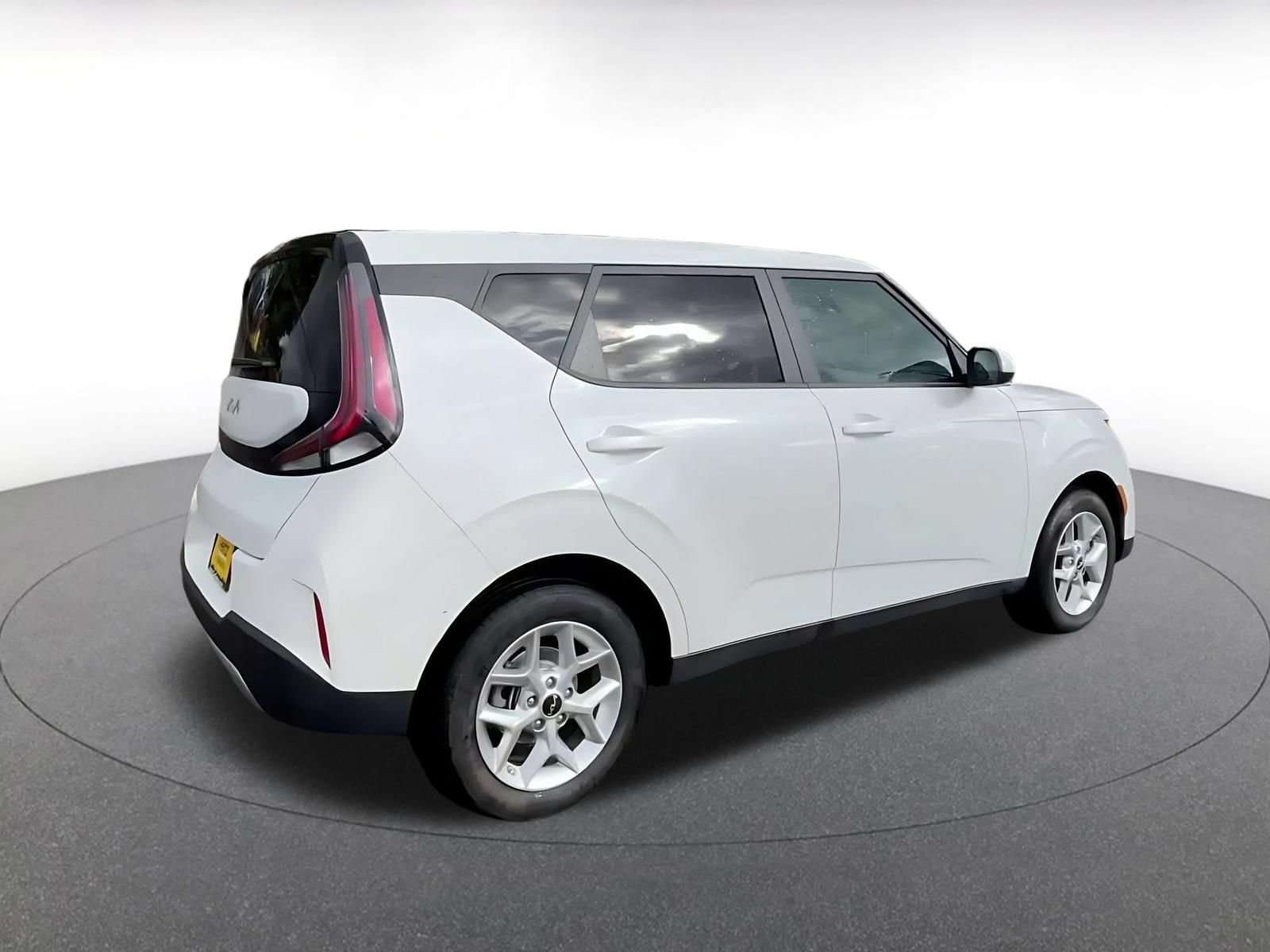 Used 2025 Kia Soul LX w/ LX Technology Package FWD image 13