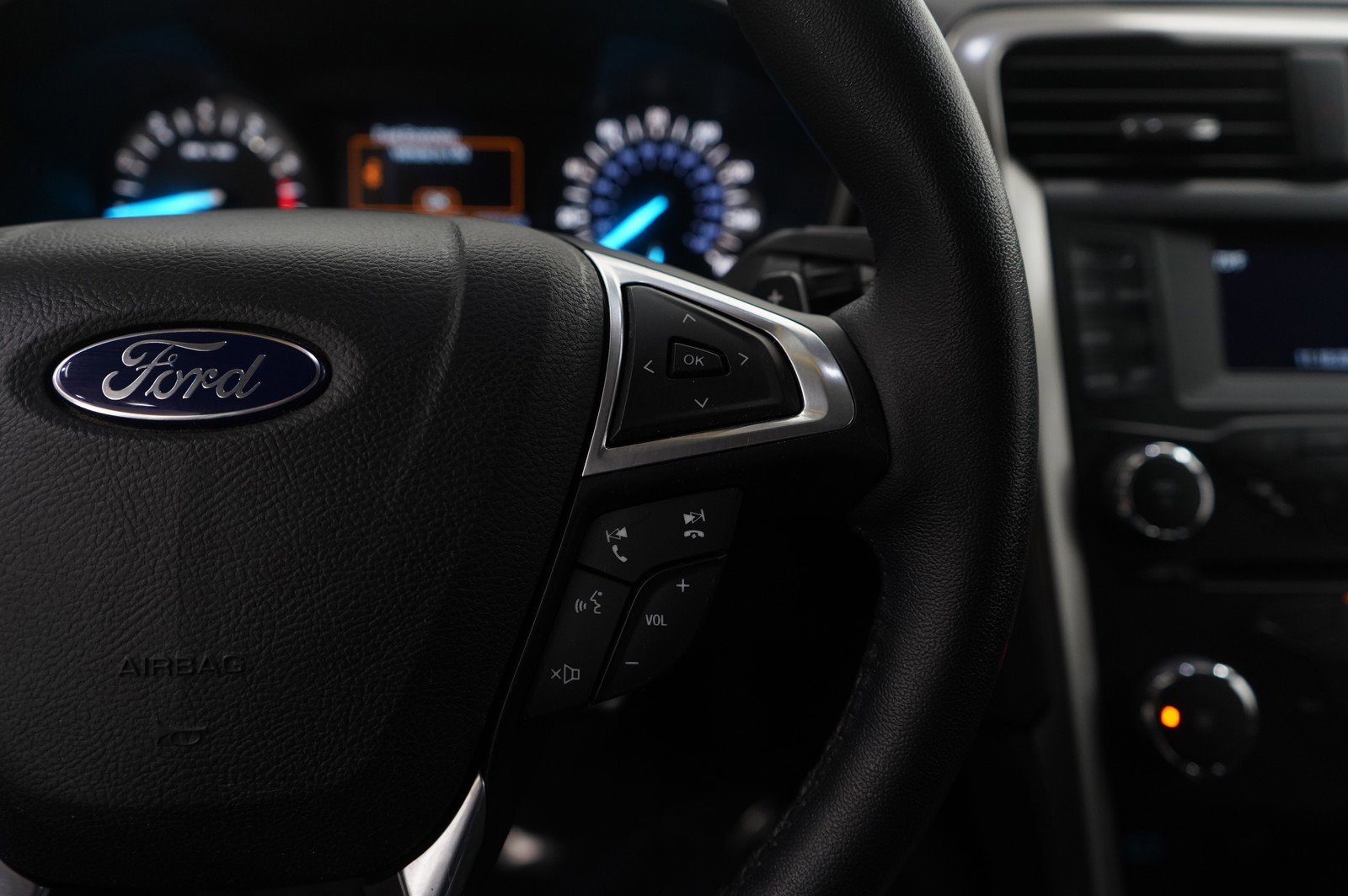 Used 2017 Ford Fusion SE w/ Equipment Group 201A image 17