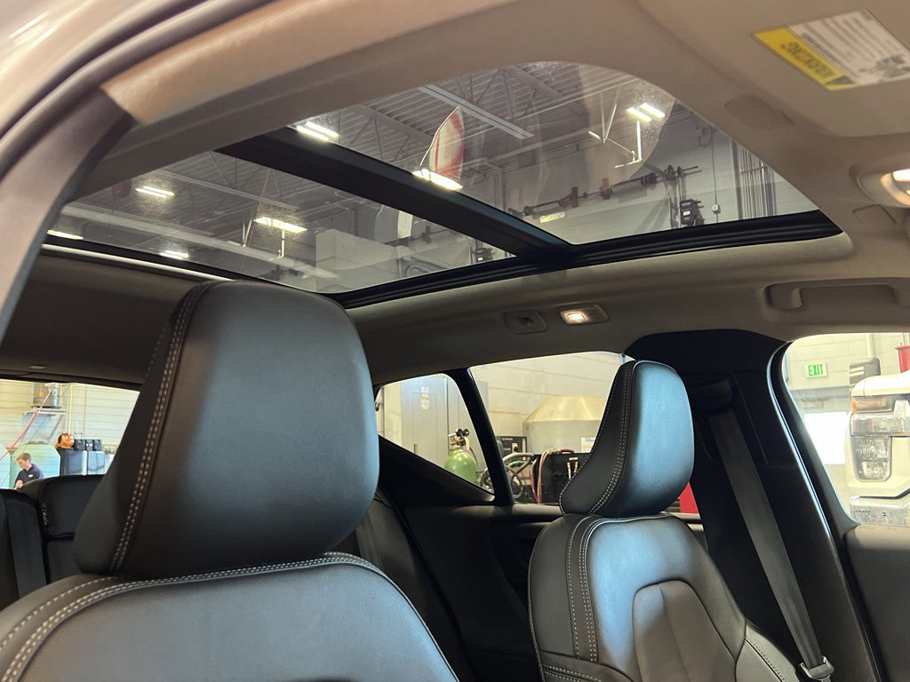 Used 2025 Volvo XC40 B5 Plus image 28