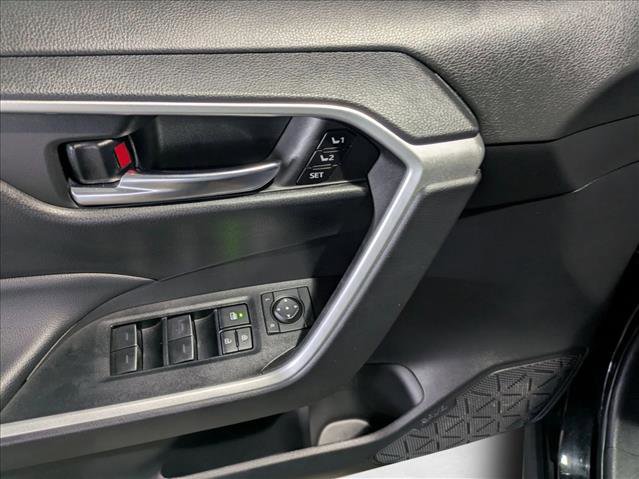 Used 2022 Toyota RAV4 XLE Premium image 11