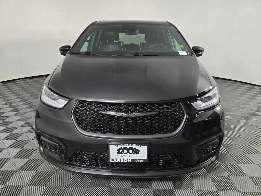 Used 2023 Chrysler Pacifica Limited w/ Uconnect Theater Family Group FWD image 8