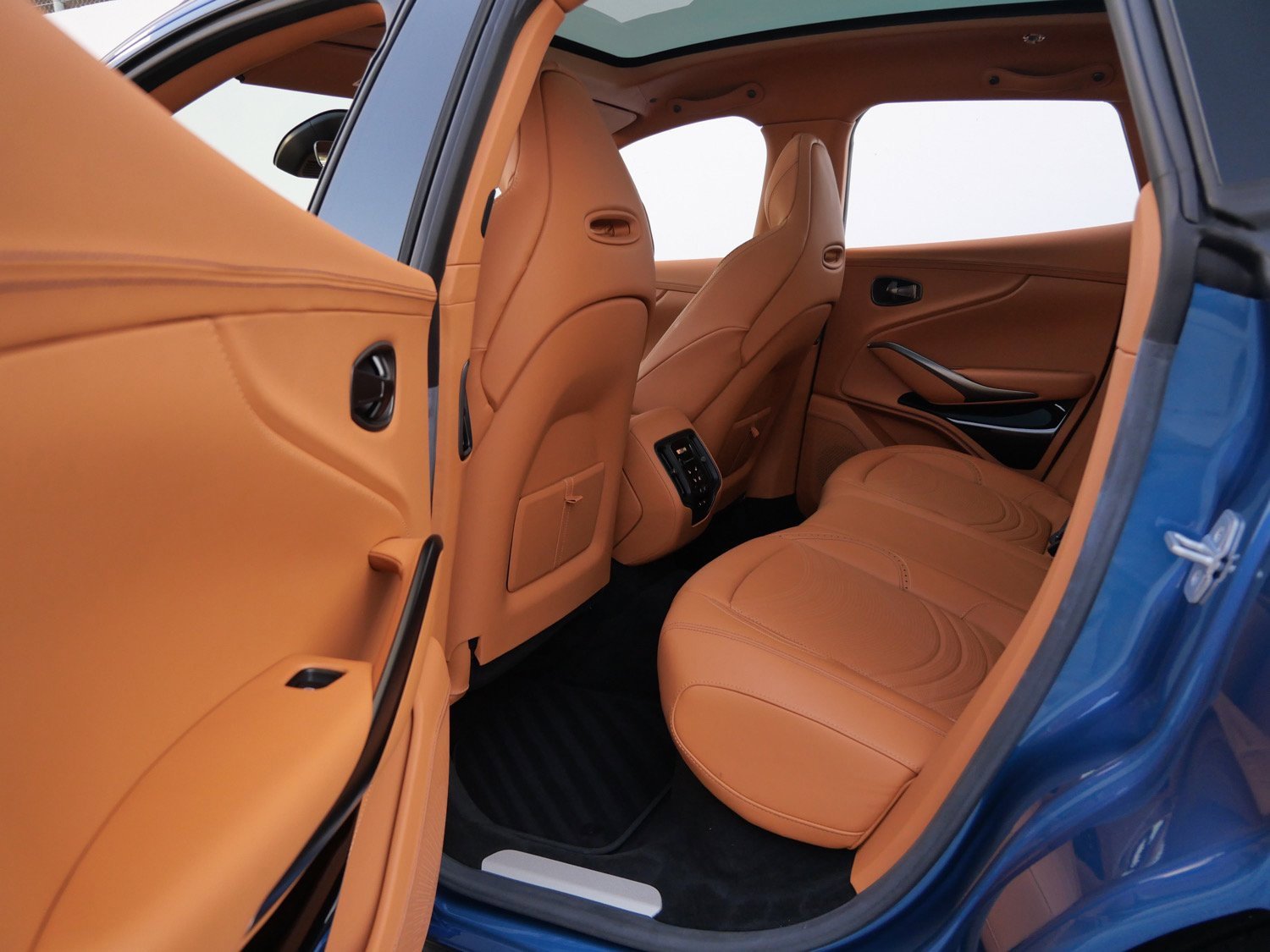 Used 2024 Aston Martin DBX image 21