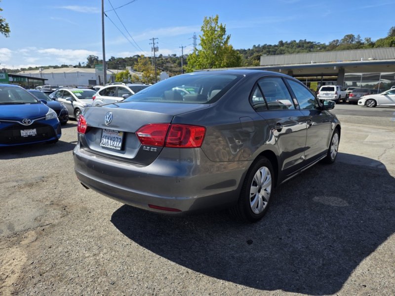 Used 2011 Volkswagen Jetta SE image 5