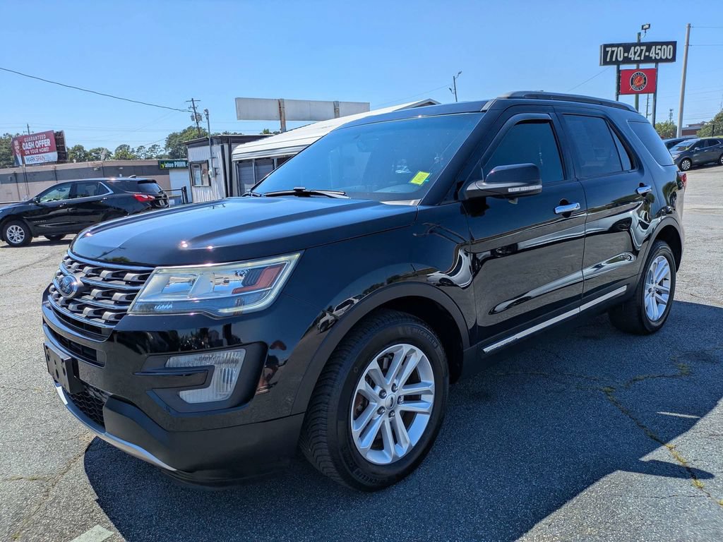 Used 2017 Ford Explorer XLT w/ Equipment Group 202A FWD image 8