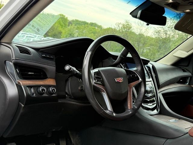 Used 2019 Cadillac Escalade ESV Luxury AWD/4WD image 2