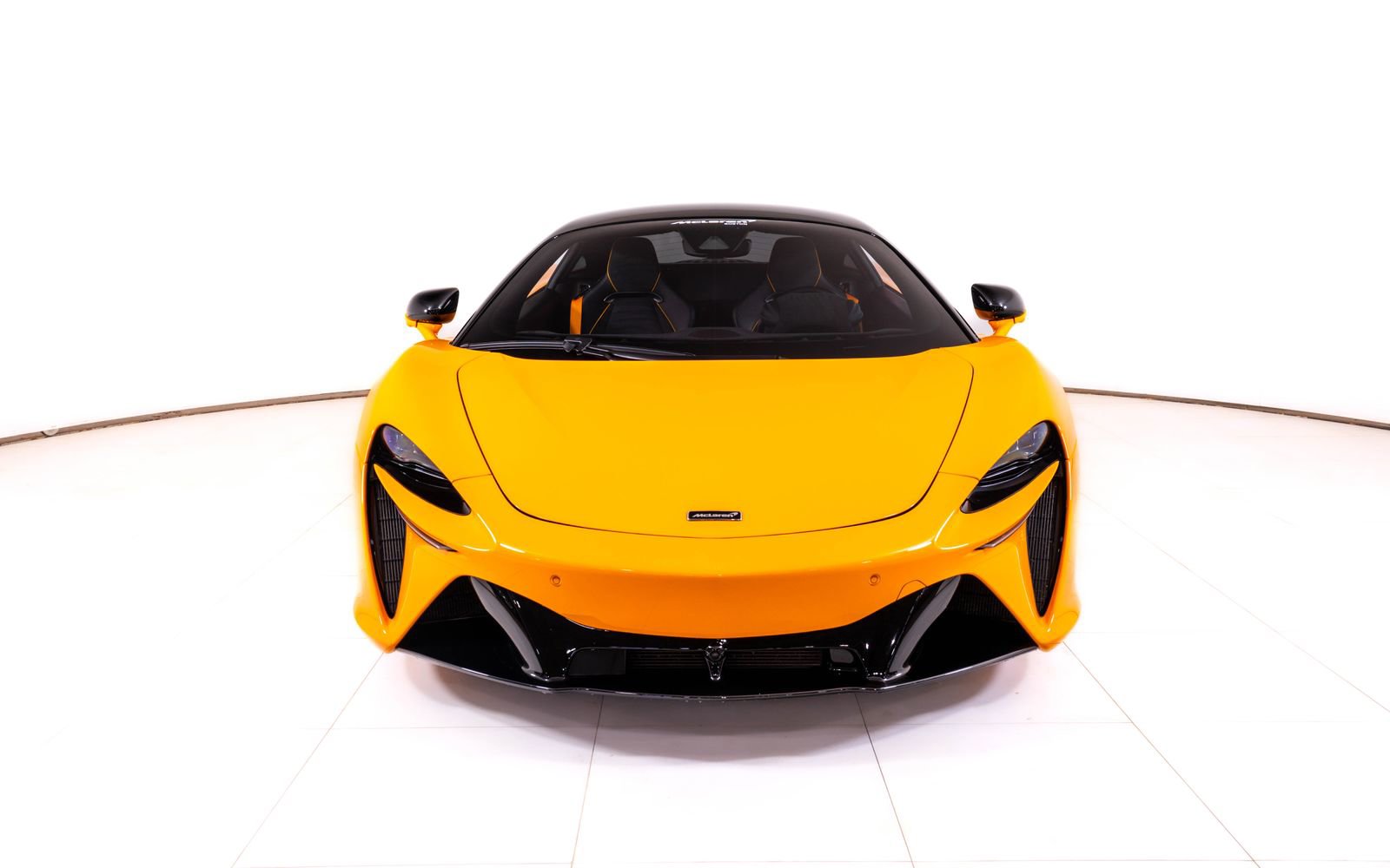 Used 2024 McLaren Artura RWD image 8