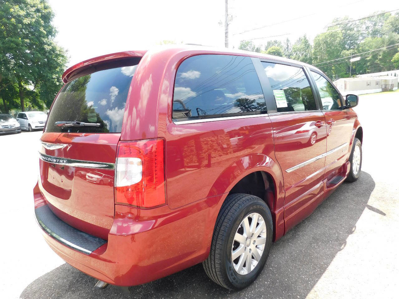 Used 2013 Chrysler Town & Country Touring image 13