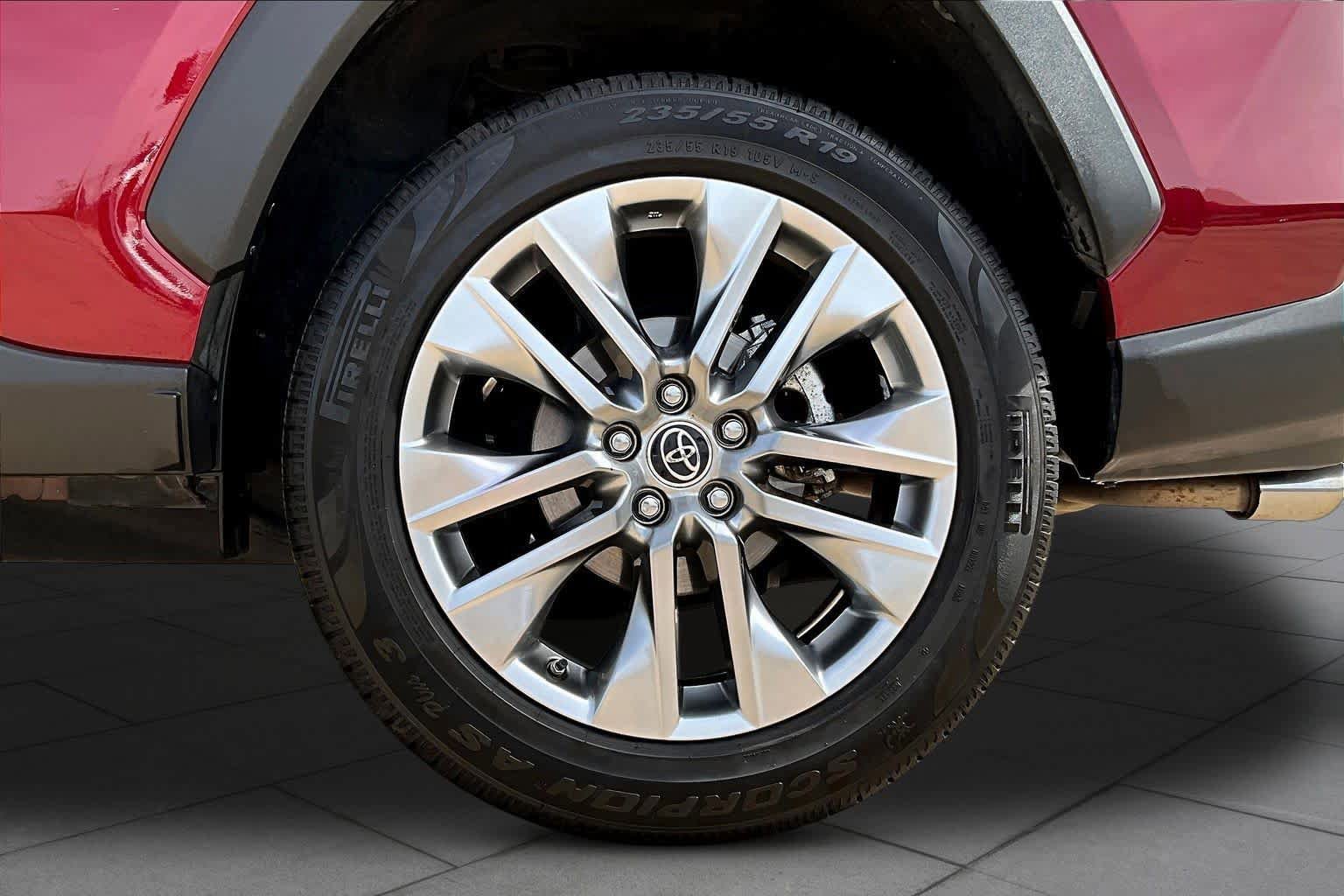 Used 2019 Toyota RAV4 Limited image 11