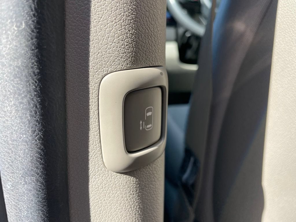 Used 2017 Kia Sedona LX FWD image 40