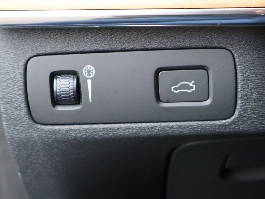 Used 2021 Volvo XC90 T6 Momentum w/ Advanced Package image 39