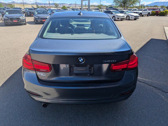 Used 2017 BMW 320i Sedan RWD image 4