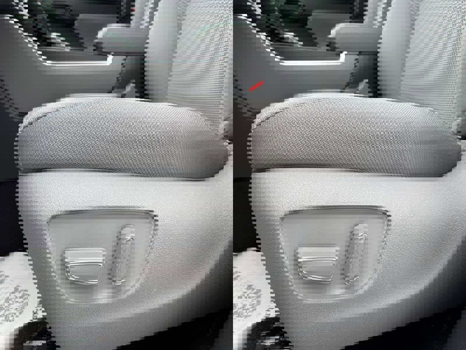 Used 2023 Toyota Highlander LE image 16