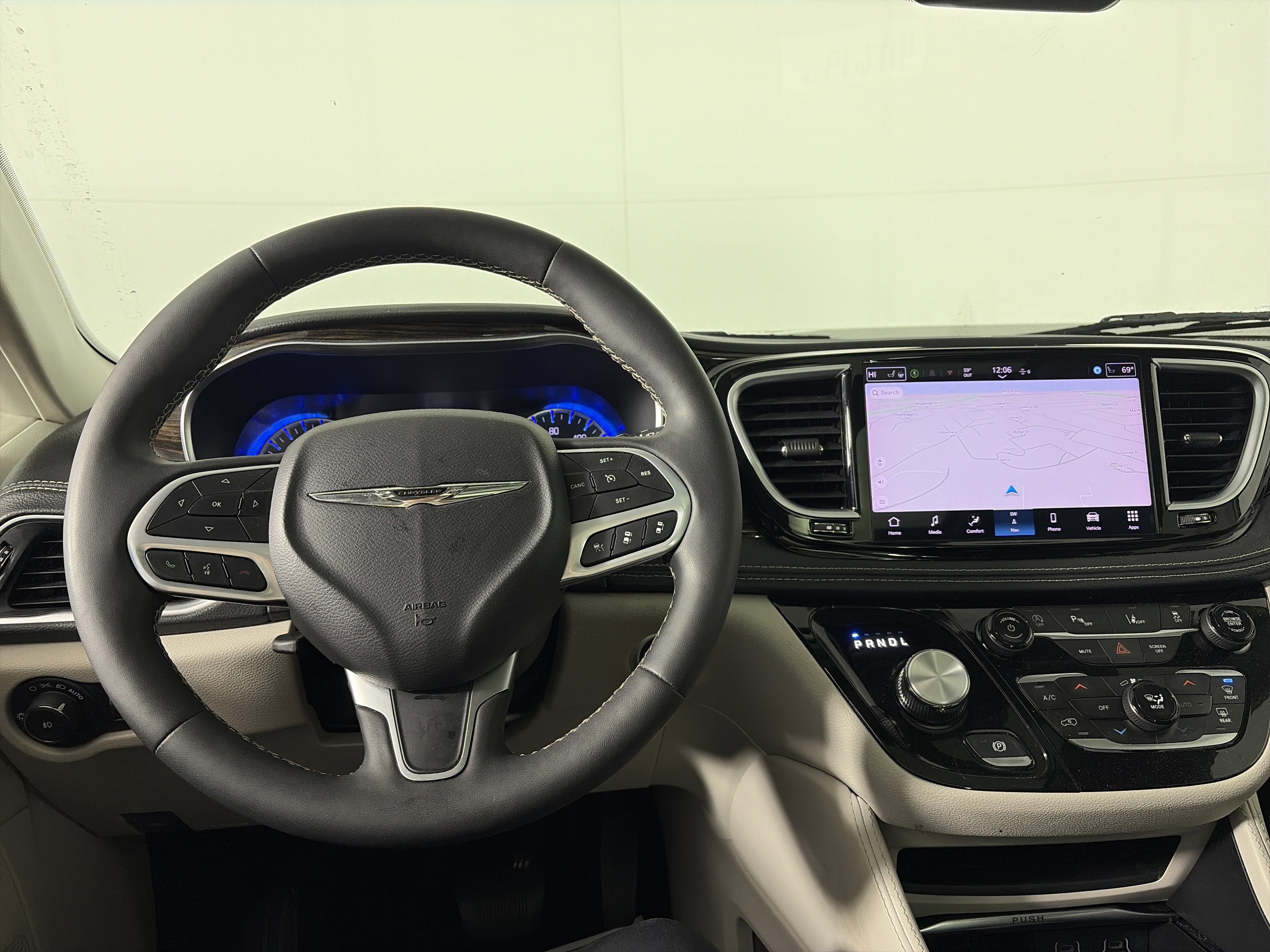 Used 2024 Chrysler Pacifica Limited image 14