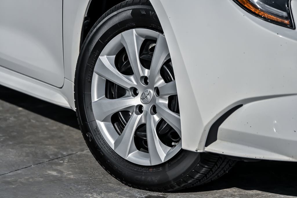 Used 2022 Toyota Corolla LE FWD image 4